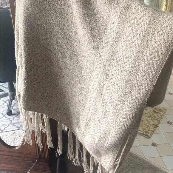 Womens La Vie 89 One Size Sweater Poncho Wool Blend Cream Ivory Tassel Oversized - Picture 3 of 7